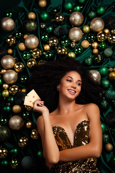 2枚のカードでポーカーをするクリスマスイベントの素晴らしい魅力的な女性のトップフラットレイ写真 ラッキーウィン百万ドル — ストック写真