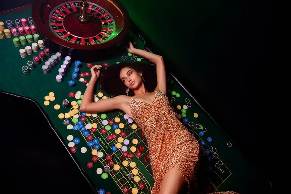 有钱百万富翁美女躺在扑克牌桌上的头像 在私人俱乐部派对上幸运地赢了 — 图库照片