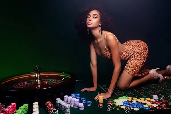 私人霓虹灯过滤扑克牌俱乐部中的时髦女士在桌上虚张声势骗取职业选手的照片 — 图库照片