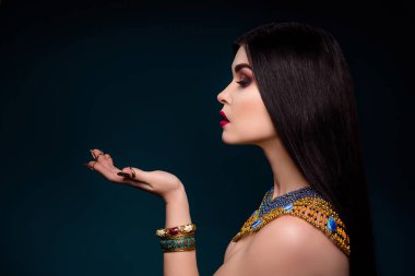 Mükemmel bayan imparatoriçenin fotoğrafı. Güzellik bakımı için el ele tutuşun. Siyah arka planda ideal saflığa sahip..