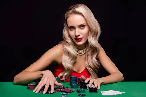 Foto Senhora Chique Viciado Jogador Poker Ganhar Cada Jogo Segurar — Fotografia de Stock