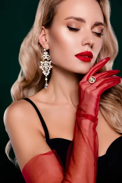 华丽的女模广告珠宝套装系列穿着红色郁金香纺织品手套在垂直画室肖像 — 图库照片