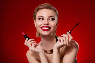 Zengin hayalperest kadının çıplak omuzlarının fotoğrafı. Boş alanın tadını çıkarırken izole edilmiş kırmızı yakut rengi arka plan..