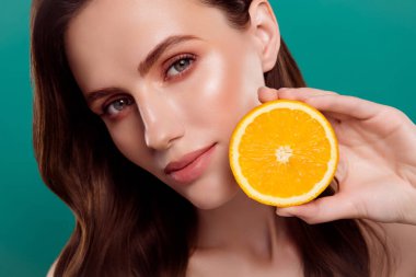 Doğal narenciye kozmetik ürünlerinin tadını çıkaran parlak, sevimli, çıplak kadın fotoğrafı..