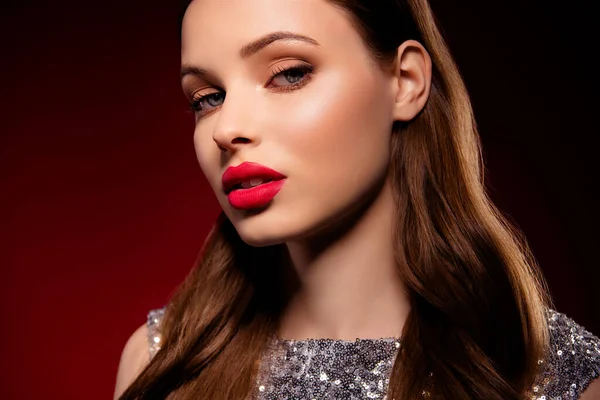 Närbild Foto Chic Flicka Tillämpa Nya Kosmetika Glänsande Läppglans För — Stockfoto