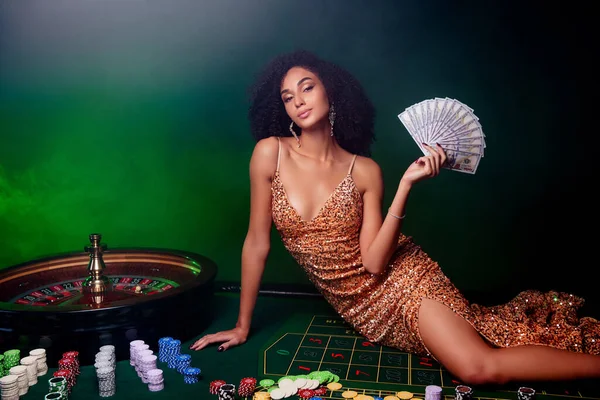 扑克俱乐部桌上迷人的时髦女士的照片祝贺获奖者赢得百万钞票大奖 — 图库照片