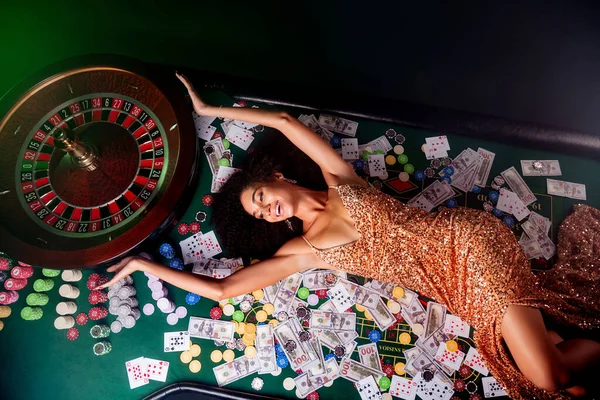 Siyah Jack Siyah Arka Planda Uzanan Poker Masasında Oynarken Kutlayan — Stok fotoğraf