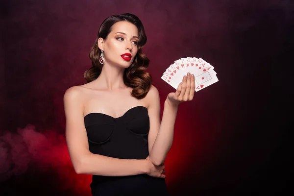 别致的优雅女士扑克选手幸运地赢得了富有的心打扑克牌结合了黑暗的背景 — 图库照片