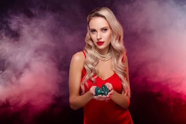 Çekici Bayanı Oynayın Büyük Şans Ikramiyesi Kazanın Milyon Dolarlık Poker — Stok fotoğraf