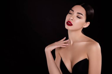 Çekici ve zarif bir bayanın gece kulübü teması zengin bir milyoneri cezbeder..