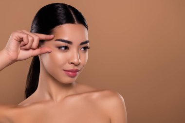 Mükemmel kadın dokunuşlu parmak izi fotoğrafı plastik kolajen kaldırma boşluğunu bej rengi arka planda izole ediyor.