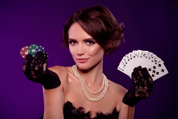 富丽堂皇的富家女在扑克俱乐部里拿着幸运的组合牌 背景是紫罗兰色 — 图库照片