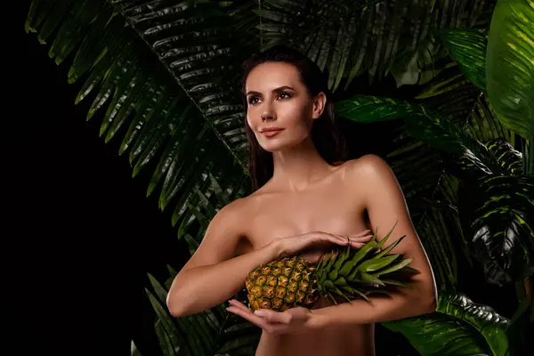 照片中可爱的梦幻般的女人赤身裸体抱着强奸美味的菠萝覆盖的乳房室外热带森林 — 图库照片