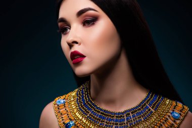 Çarpıcı kadın kedi tanrıçasının fotoğrafı siyah arka plan üzerinde antik kara büyü ile erkekleri cezbeder..