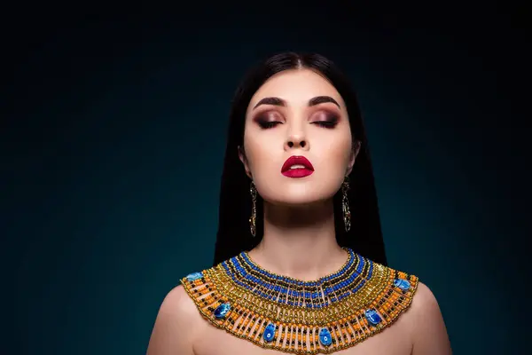 Photo Stunning Lady Egyptian Queen Doing Magical Ritual Speaking Gods — Stock Photo, Image