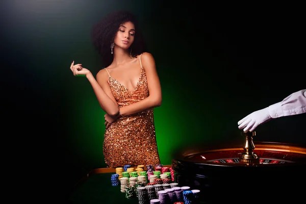 富裕シックな女性のリスクベットの写真は ポーカークロピエディーターターン回転フォーチュンホイールを待っています — ストック写真