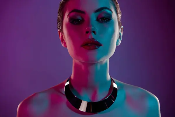 愛らしい自信のある女性の写真 裸の肩 銀のネックレス 隔離されたネオン紫色の背景 — ストック写真