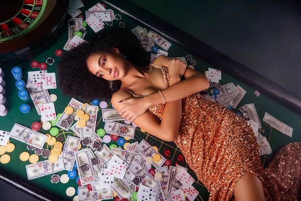 ポーカーテーブルに横たわるシックなホット女性のタッチのトップ写真 ポーカークラブパーティーでジャックポットを獲得するためのラッキーリスク — ストック写真