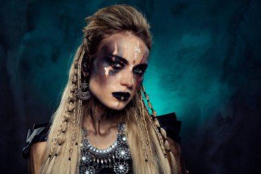 Kuzey Viking kabilesindeki güçlü kara vudu cadı şamanının fotoğrafı. Savaş zaferi için sisli arka planda..