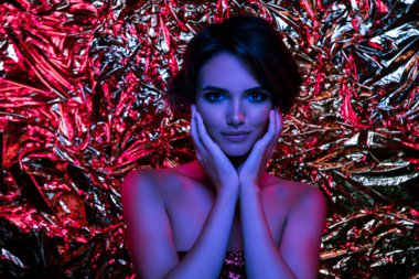 Fütürizm floresan gece kulübündeki gizemli flörtçü kadının fotoğrafı..