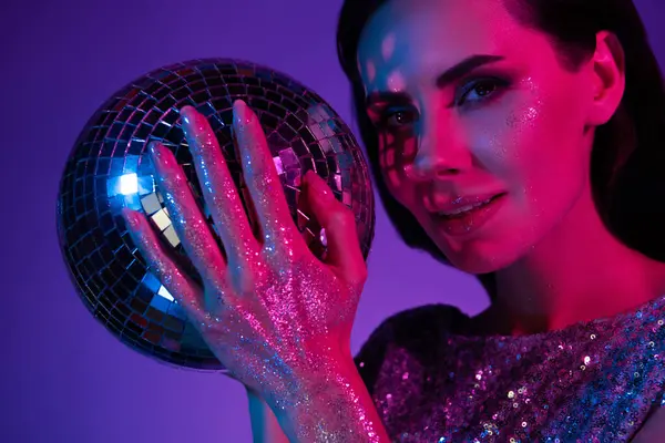 Fotografie Elegantní Dáma Slavit Vogue Vánoční Událost Futuristické Party Neonovými — Stock fotografie