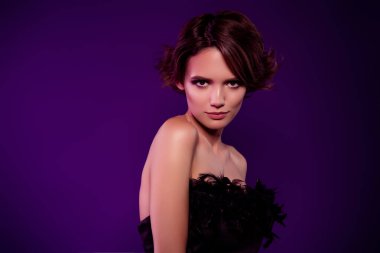 Yıllık ödül törenindeki zarif bayan film yıldızının fotoğrafı. Mor arkaplan zenginliği..