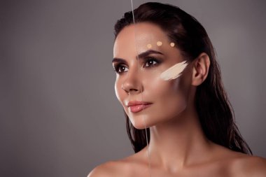 Koyu gri arka planda izole edilmiş, güzel, genç bayan cam kozmetik tonik fondöten spa salonunun fotoğrafı..