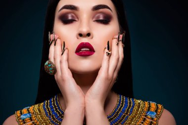 Göz kamaştırıcı Mısır Kraliçesi Şaman 'ın yüz teması. Tanrılarla siyah arka planda konuş..