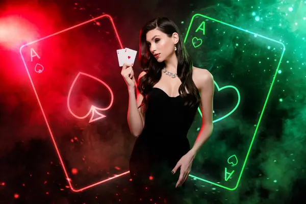 奢侈生活情趣的隐喻拼贴专业扑克选手职业女性展示了闪现皇家组合的优胜 — 图库照片