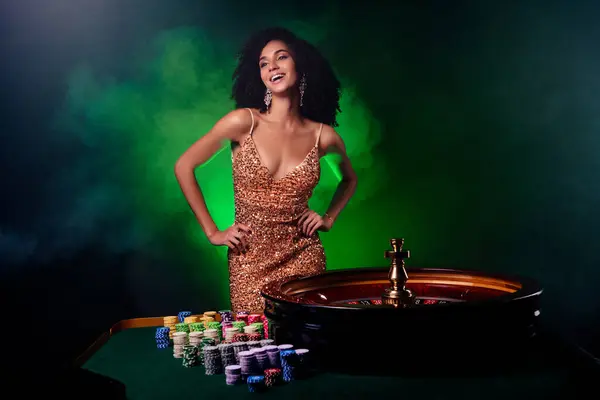采用霓虹灯滤网的专业扑克游戏俱乐部 迷人迷人迷人的女士灵巧得手的照片 — 图库照片