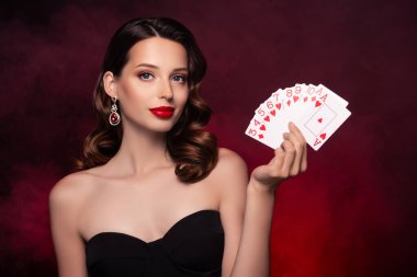 Poker oyununda zengin zenginliği sisli arka planda yenen zarif bayan blöfünün fotoğrafı..