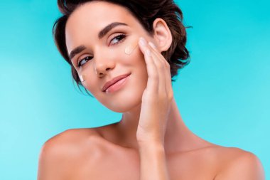 Mutlu kadın dokunuşu fotoğrafı haber temeli tonu jeli mavi arkaplandaki ipeksi yumuşak efektin tadını çıkar.