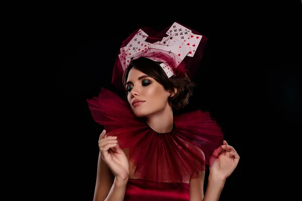 Foto Der Attraktiven Dame Tragen Casino Karten Kopfbedeckung Rot Seidig — Stockfoto
