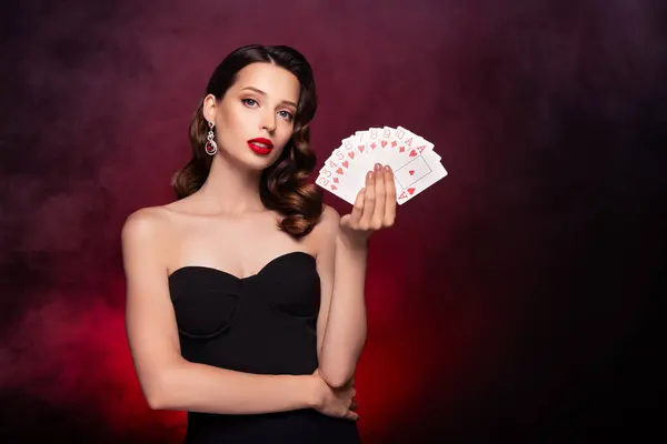 Foto Elegante Hermosa Dama Jugador Póquer Profesional Celebrar Flash Real —  Fotos de Stock