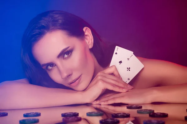Foto Dama Tentadora Soñadora Hombros Desnudos Jugando Casino Aislado Azul — Foto de Stock