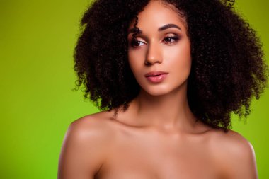 Şık, ideal kadının fotoğrafı. Telif uzayı yeşili arka plan. Zindelik güzellik prosedürü..