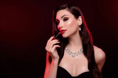 Seçkin bayan aktrisin fotoğrafı. VIP özel partisi için hazırlan. Neon neon rengi arka plan üzerine ruj sür..