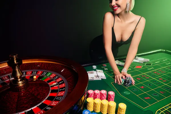 Photo Heureux Magnifique Femme Jouant Casino Fortune Roue Fente Sentir — Photo