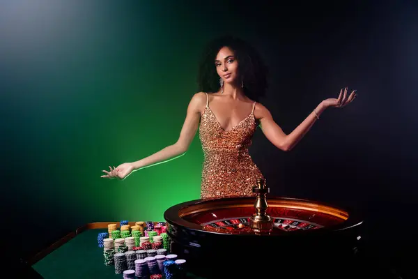 Foto Senhora Atraente Chique Vestido Dourado Mostrando Publicidade Clube Poker — Fotografia de Stock