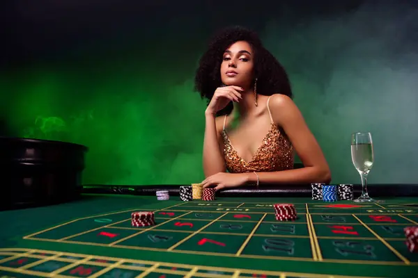 Φωτογραφία Του Chic Hot Κυρία Επαγγελματικό Πόκερ Παίζει Στοίχημα Κινδύνου — Φωτογραφία Αρχείου