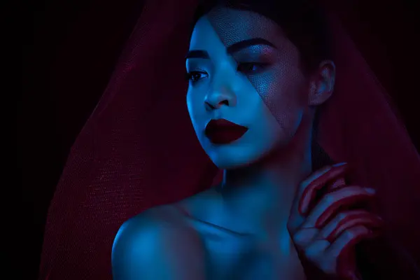 Güzel Asyalı Kız Femme Fatale Kırmızı Peçe Gelin Neon Mavi — Stok fotoğraf
