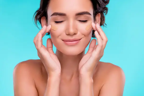 Photo Happy Lady Touch Apply Gel Foundation Perfect Beauty Silky — Stock Photo, Image