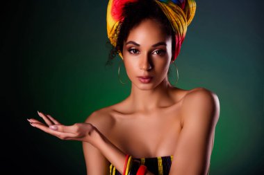 Zarif, zarif, mükemmel bayan prensesin fotoğrafı. Koyu arkaplanda kabile eşyalarının el ele tutulması..