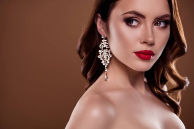 Şık ve güzel bir bayanın pahalı elmas küpeler taktığı fotoğraf. Pastel boş alan arkaplan reklamına bak..