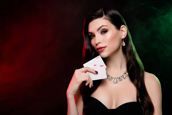 Foto Van Chique Stijlvolle Meisje Neon Mist Nachtclub Poker Spelen — Stockfoto