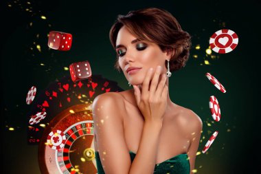 Yaratıcı kolaj afişi esmer genç kadın kapalı gözler çene poker kartları rulet zarları büyük ikramiye arka planı dokunur.