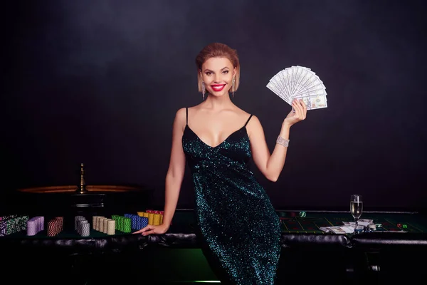 Foto Elegante Vip Chica Feliz Jugador Profesional Poker Tiburón Mantener — Foto de Stock