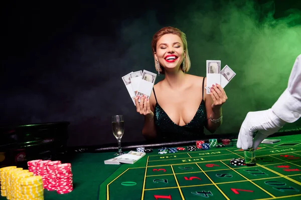 Foto Alegre Atractivo Chic Impresionante Chica Jugando Poker Gamble Hacer — Foto de Stock