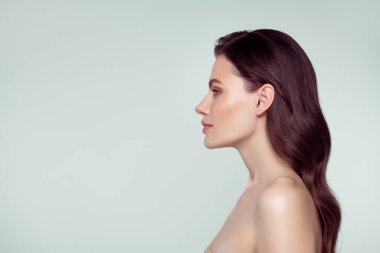 Açık gri arka planda izole edilmiş, güzel, genç bayan profili görünümlü kaplıca salonu fotoğrafı..