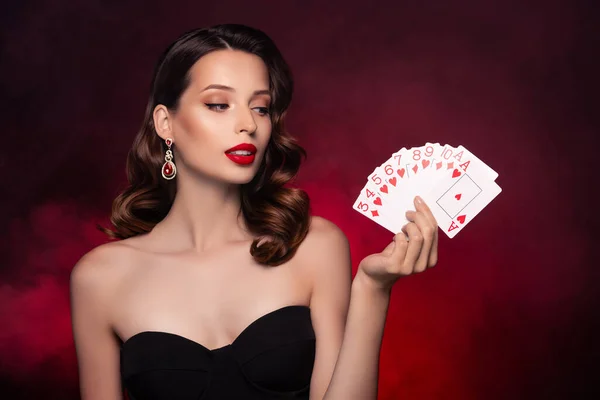Zdjęcie Eleganckiej Pani Klasą Gry Pokera Wygląd Połączenie Karty Czerwonym — Zdjęcie stockowe
